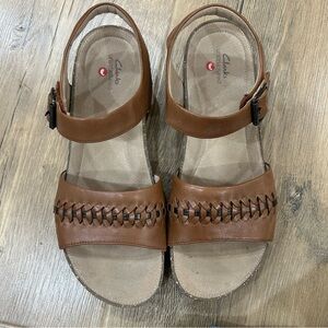 Clarks Un Perri Way flat leather brown sandal
